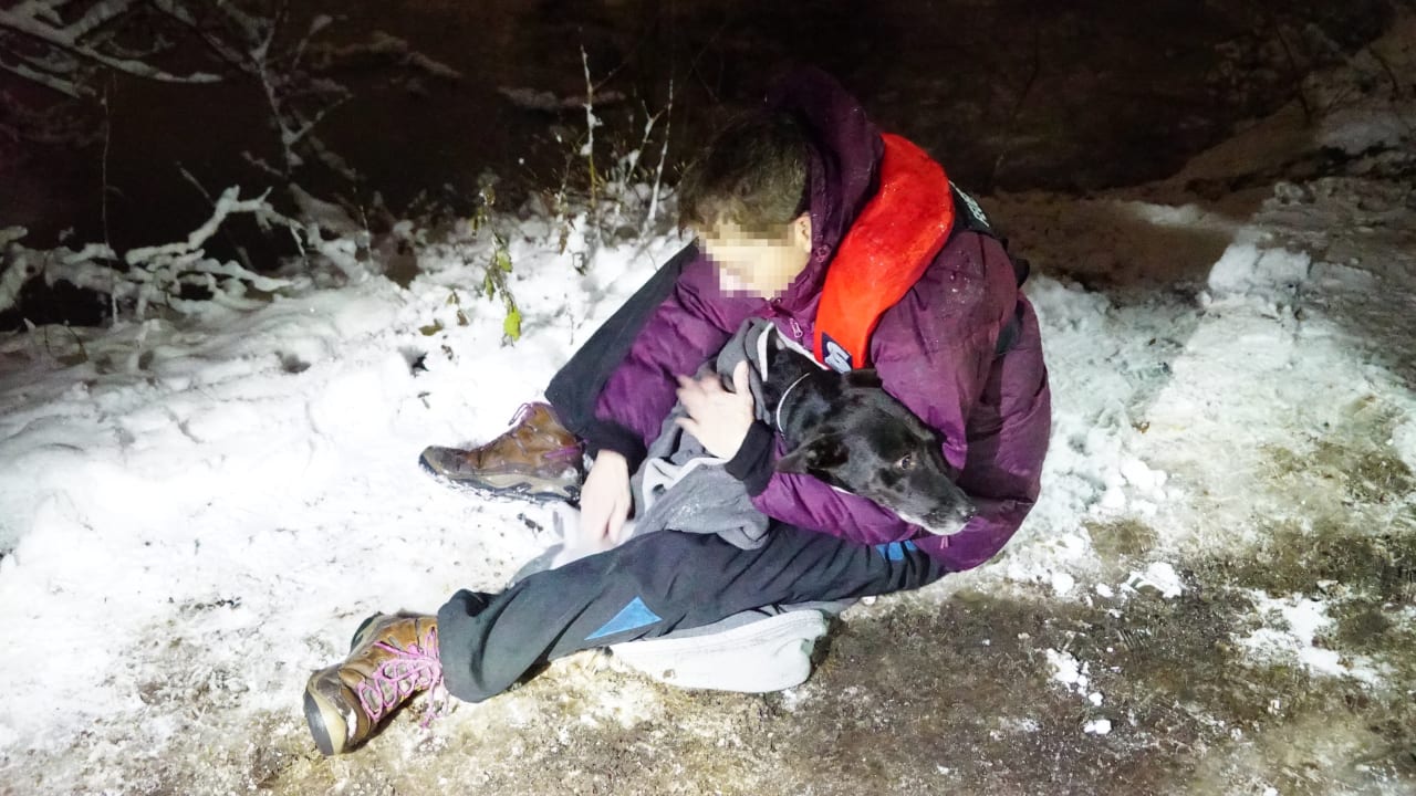 Rettung dauert vier Stunden: Hündin Lucie bricht in Hamburg ins Eis ein | Regional