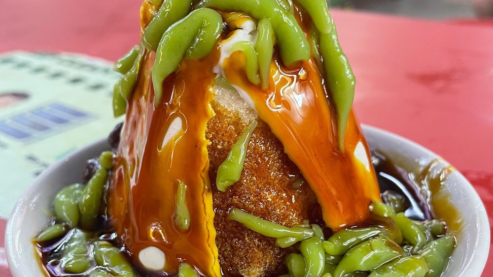 Was für ein süßer Berg: Der Klassiker Ice Kacang besteht aus frisch geschabtem Eis mit süßen roten Bohnen, Mais, Erdnusswürfeln und Palmfruchtstücken.