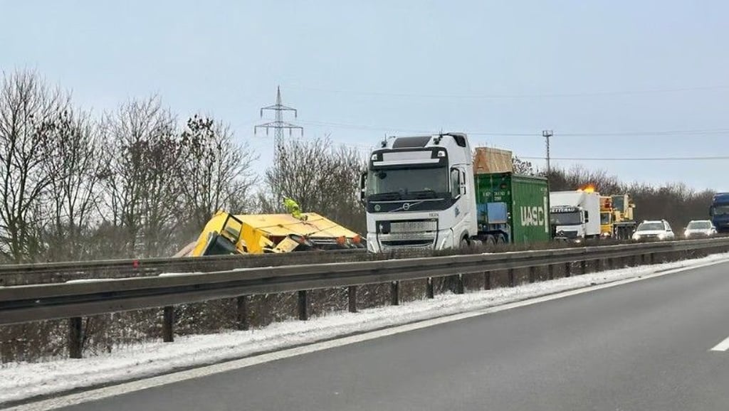 Der Fahrer des tschechischen Lkw war eingeschlafen, gegen eine Leitplanke der A14 bei Halle gefahren und anschließend mit dem Fahrzeug umgekippt.  