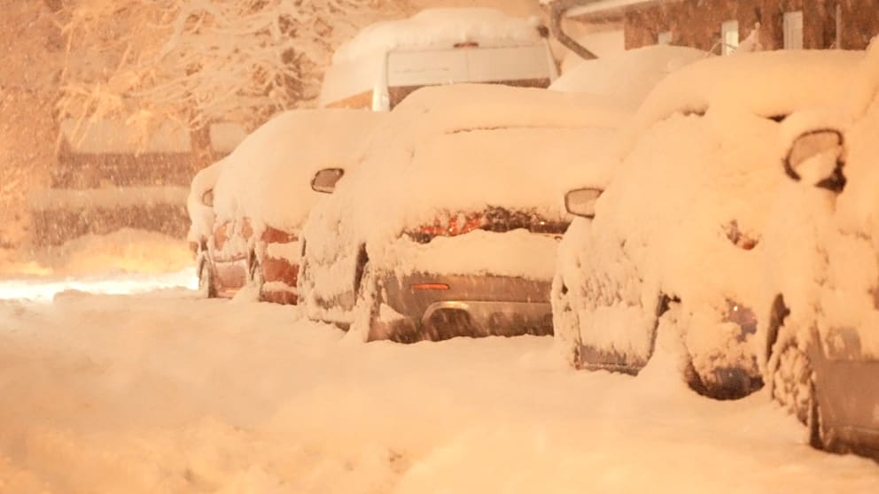 Schon am Montagabend sind die Straßen in Niebüll (Nordfriesland) eingeschneit, zum Ende der Woche soll noch mehr Schnee fallen