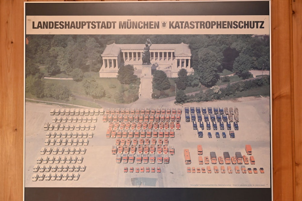 Ein Foto im Aufenthaltsraum der BRK-Station an der Schulstraße in Neuhausen zeigt die Fahrzeugflotte im Jahr 1995.
