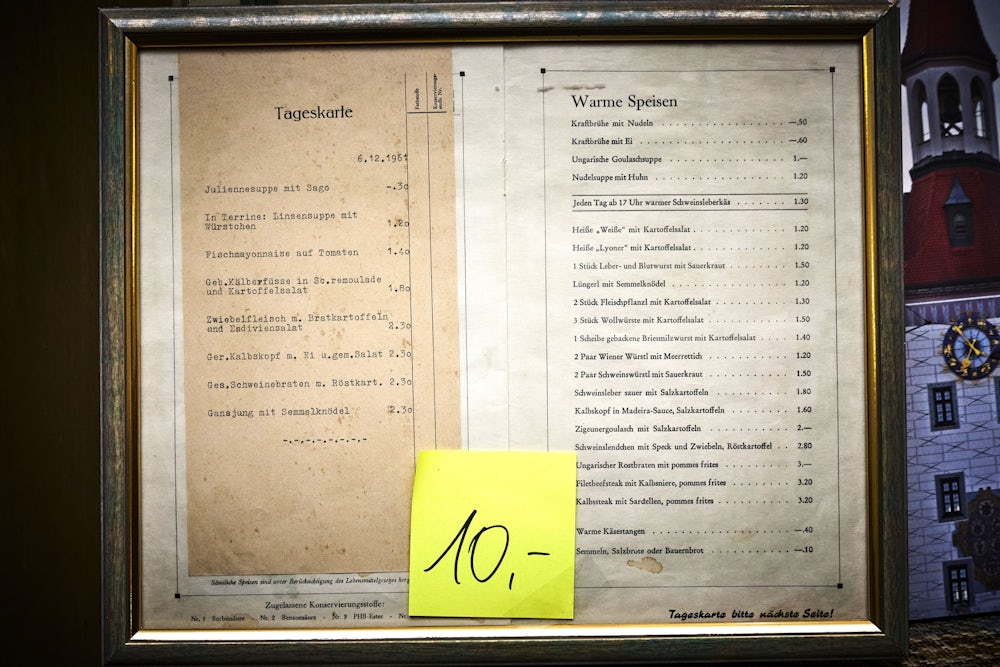 ... und für zehn Euro historische Speisekarten – Juliennesuppe: 30 Pfennig.