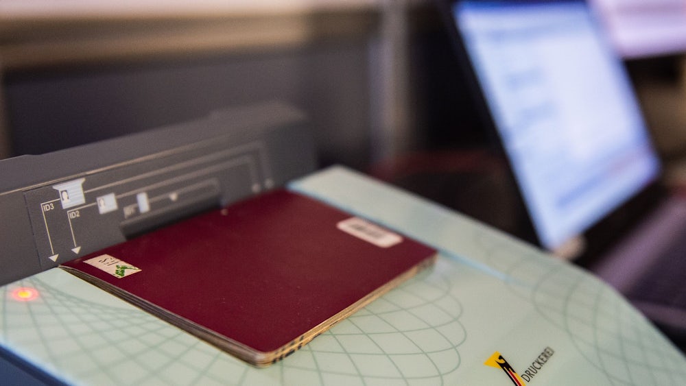 Dokumentenprüfungsgeräte wie dieses sind nicht in allen Bürgerämter bundesweit vorhanden. (Symbolbild)