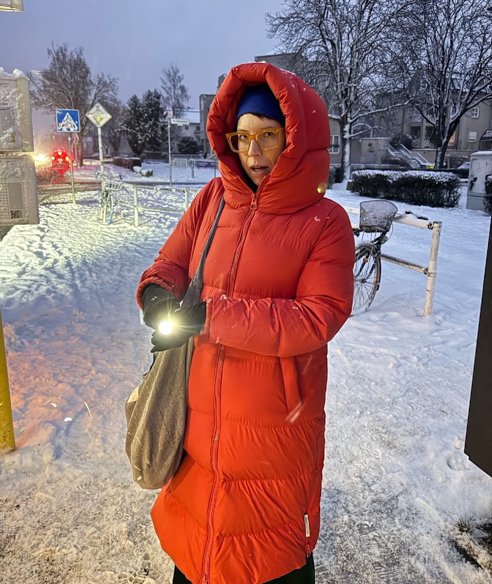 Heidi hat sich mit ihrer Taschenlampe auf den Weg gemacht, um noch mehr Batterien zu kaufen