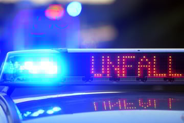 Mit 2,1 Promille: BMW-Fahrer landet im Straßengraben