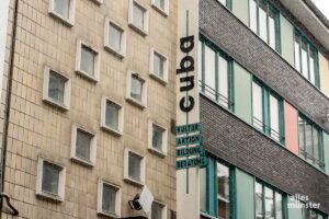 Nicht unbedingt ein architektonisches Highlight, aber eine Institution: Das cuba in der Achtermannstraße. (Foto: Michael Bührke)