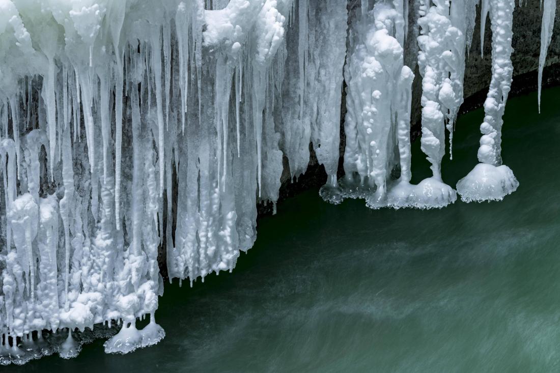 Eiszapfen über fließendem Wasser Partnachklamm Oberbayern Deutschland Europa *** Icicle over flo 