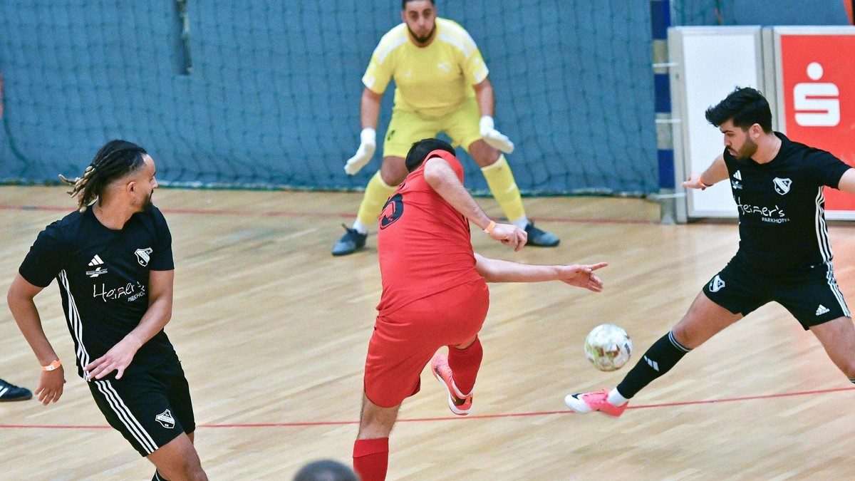 Die SSV Buer (rotes Trikot) und das Team von Ausrichter Horst 08 (schwarze Trikots) zählen zu den Favoriten auf den Hallentitel in Gelsenkirchen. Halbfinalspiel der Fußball Hallenkreismeisterschaft SSV Buer gegen SV Horst-Emscher 08