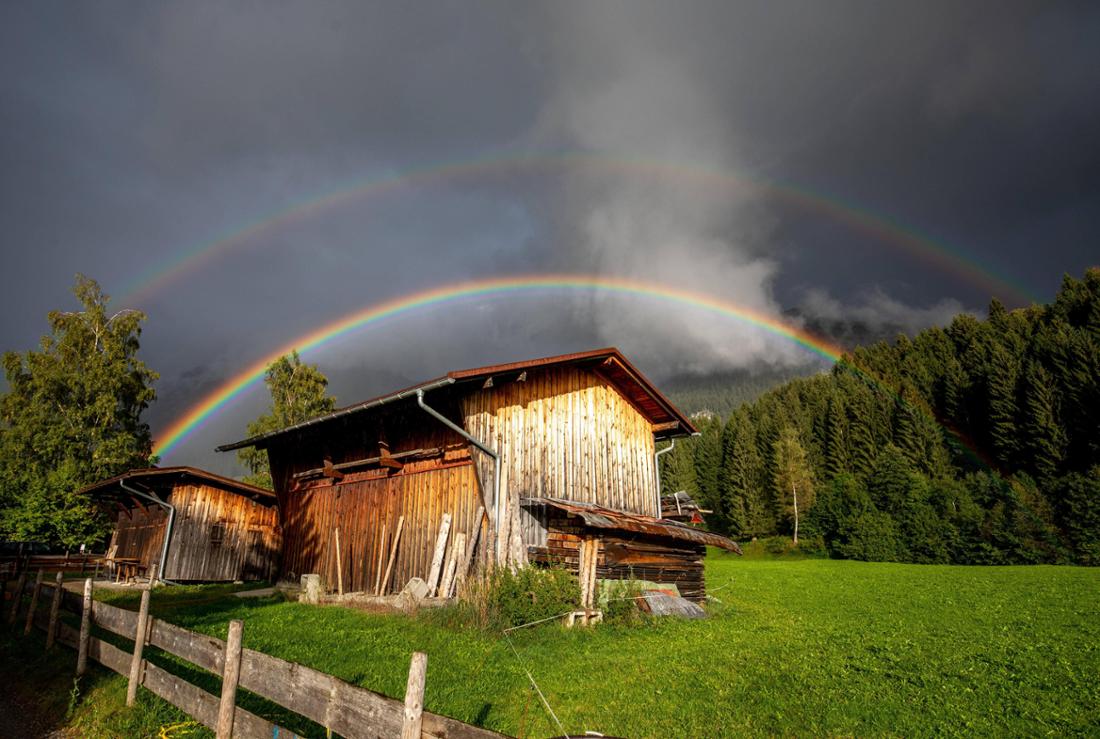 Ein Doppel-Regenbogen am Ortsrand von Oberstdorf im Allgäu.