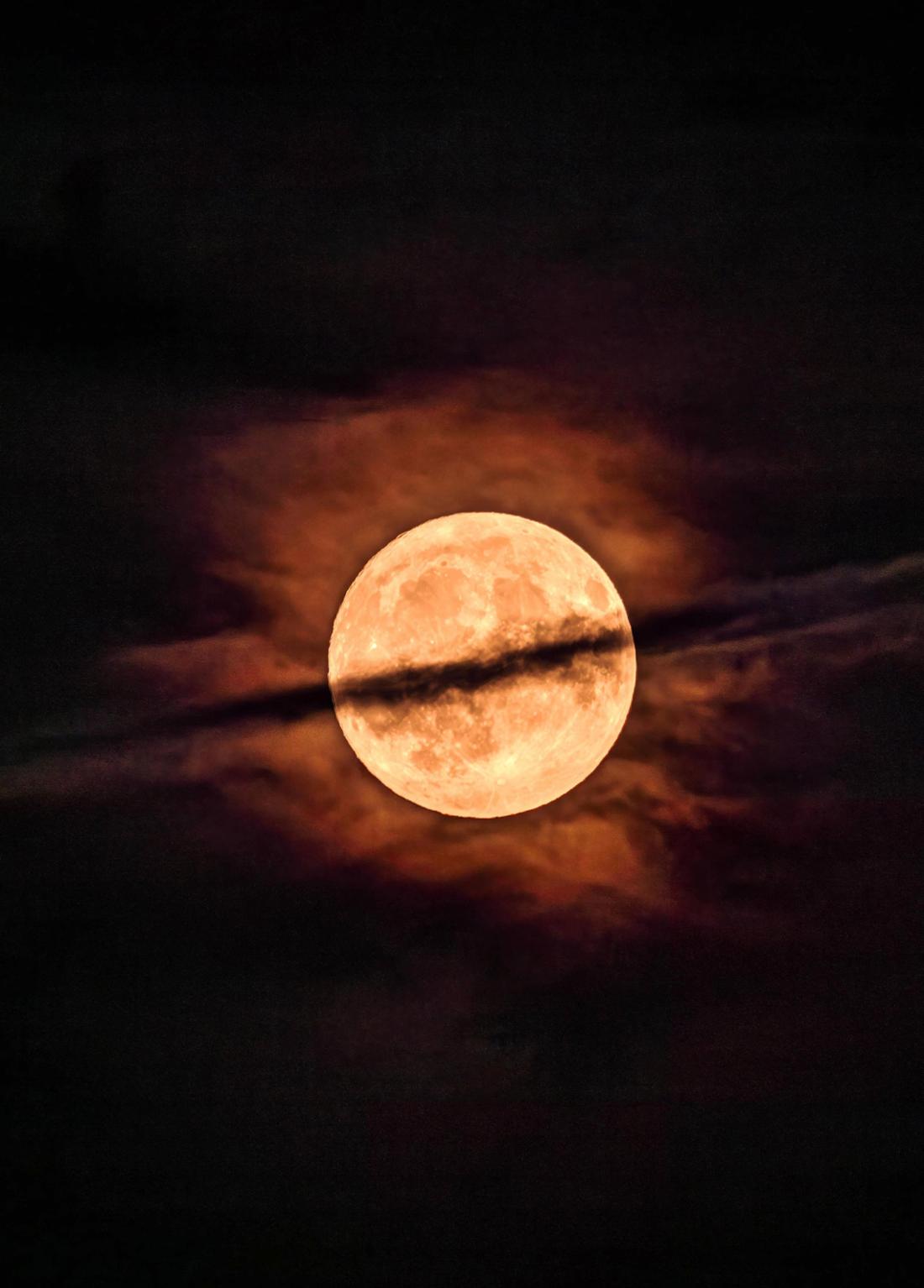 Der Erdbeermond im Juli 2024 am Nachthimmel über Bayern.
