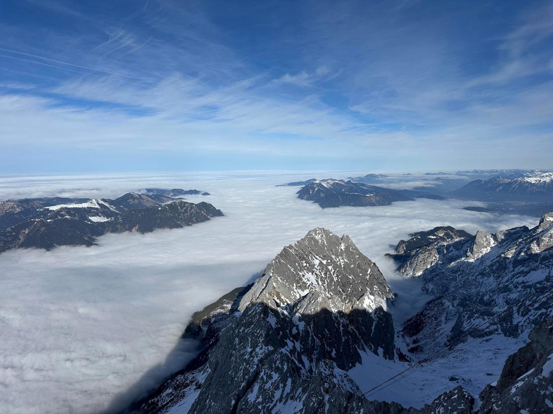 Blick von der Zugspitze im Februar: ein Wolkenmeer verdeckt die Sicht ins Tal.