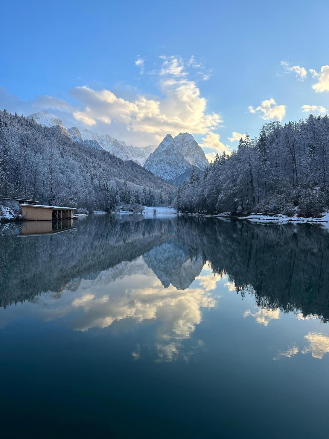 Spiegelung am Rießersee bei Garmisch-Partenkirchen.