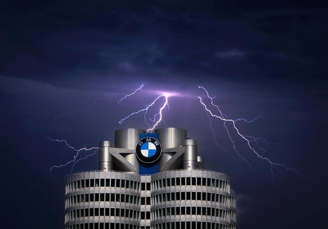 Blitze zucken auf die BMW-Konzernzentrale in München. Aufgenommen im Oktober 2024.