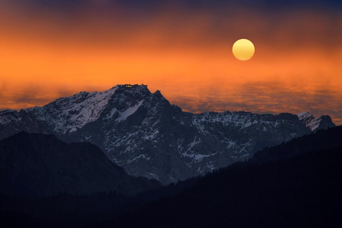Wie gemalt: ein Sonnenuntergang hinter der Zugapsitze. Aufgenommen wurde das Foto am 27. Januar 2023.