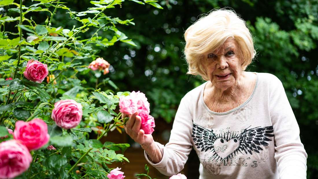 Ingrid van Bergen, Schauspielerin, steht in ihrem Garten. Ingrid van Bergen ist im Alter von 94 Jahren gestorben.