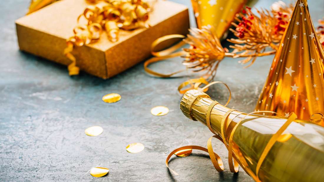 Happy New Year celebration Happy New Year celebration, bottle of ?hampagne, bright lights and gifts Silvester Feier