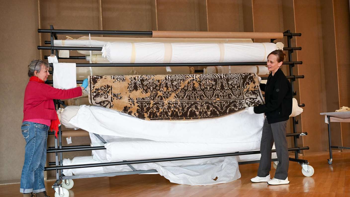 Frankfurt 08.12.2025. Schaetze im Depot. Im Museum Angewandte Kunst packen Kuratorin Katharina Weiler (re.) und Registratorin Isabelle Kollig den Teppich Alcaraz Sky von Jan Kath aus dem Jahr 2011 aus, er wird in der Ausstellung „Wolle. Seide  Widerstand“ im Februar zu sehen sein. Die Exponate sind verpackt aufgerollt auf einem Teppichstaender