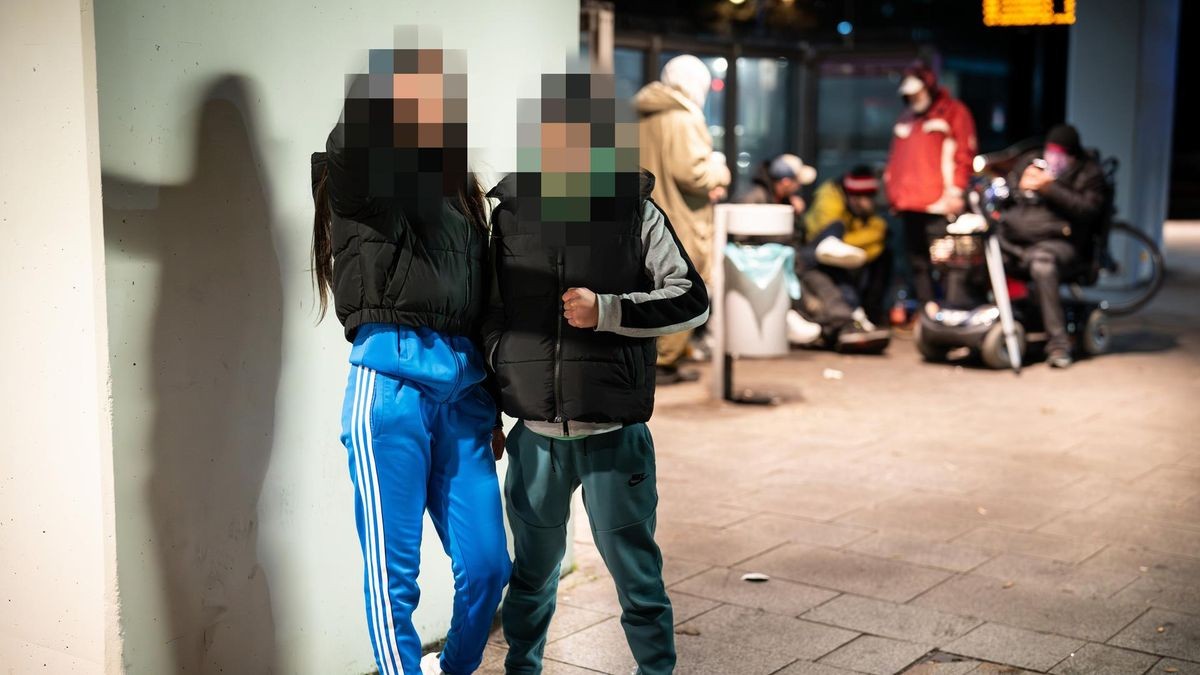 Die Von der Mark Straße in Duisburg Meiderich  am Abend des Montag, 9. Dezember 2024. In der Einkaufsstraße / Fußgängerzone gibt es eine Zunahme der Kriminalität, viele Geschäftsleute schließen ihre Geschäfte daher früher. Insgesamt gibt es ein Gefühl der Unsicherheit. Jugendliche hängen an der Bushaltestelle ab. Sie stellen einen Teil des Problems dar. *** Bitte pixeln*** Foto: Stefan Arend / FUNKE Foto Services