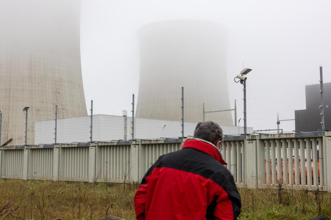 Am ehemaligen Atomkraftwerk in Biblis (Kreis Bergstraße) ist am Donnerstag (11. Dezember) der dritte Kühlturm gesprengt worden. Binnen Sekunden stürzt der Steinkoloss in sich zusammen. Um 14.07 Uhr brach das Bauwerk in sich zusammen. Ein Teil des Kühlturms steht noch und ragt wie ein riesiger Zahn in den Himmel. 