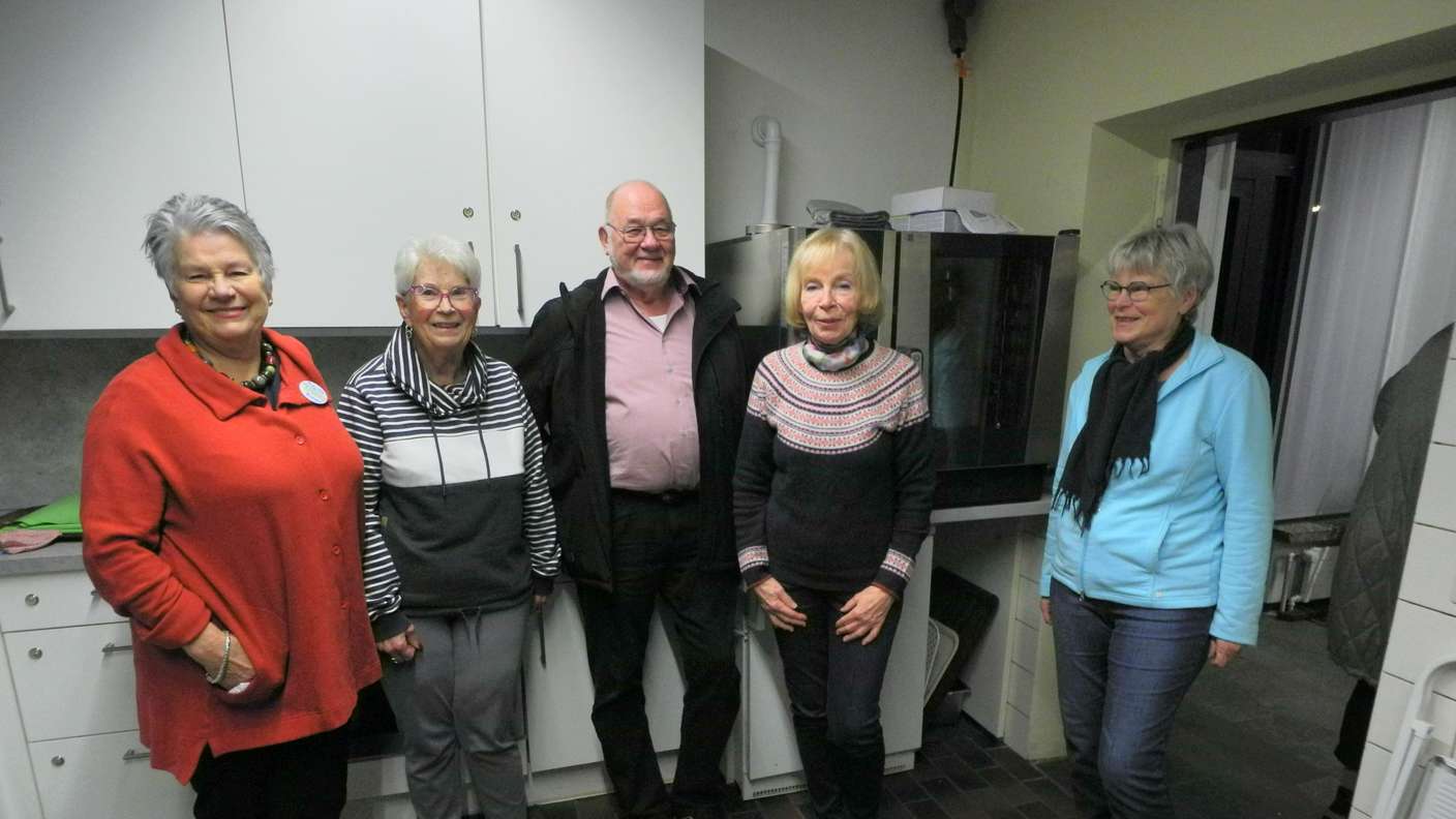 In der Küche des Sozialen Bürgerzentrums mit dem neuen Konvektomaten (von links): Adjuta Kraus (Bindeglied zwischen Vorstand und Team) und das Kernteam mit Ingrid Oefenscheidt, Friedhelm Werner, Teamleiterin Ulrike Decker und Ursula Reyher. Es fehlt auf dem Bild Dieter Boeker. 