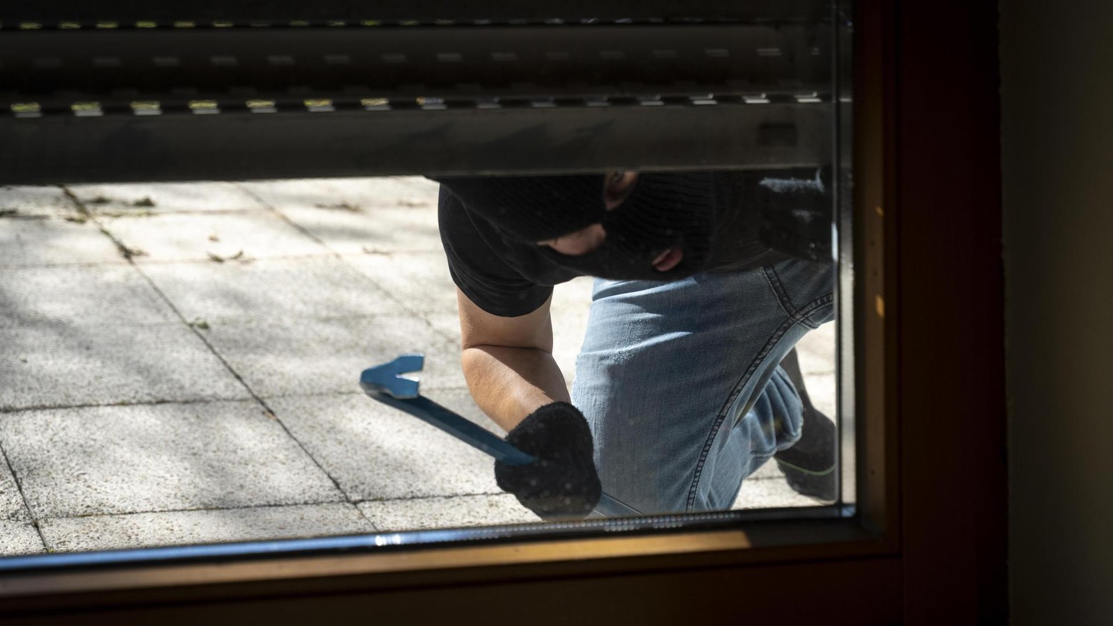 Einbrecher mit Jogginghose knackt Essener Garage: Dieser Mann wird gesucht