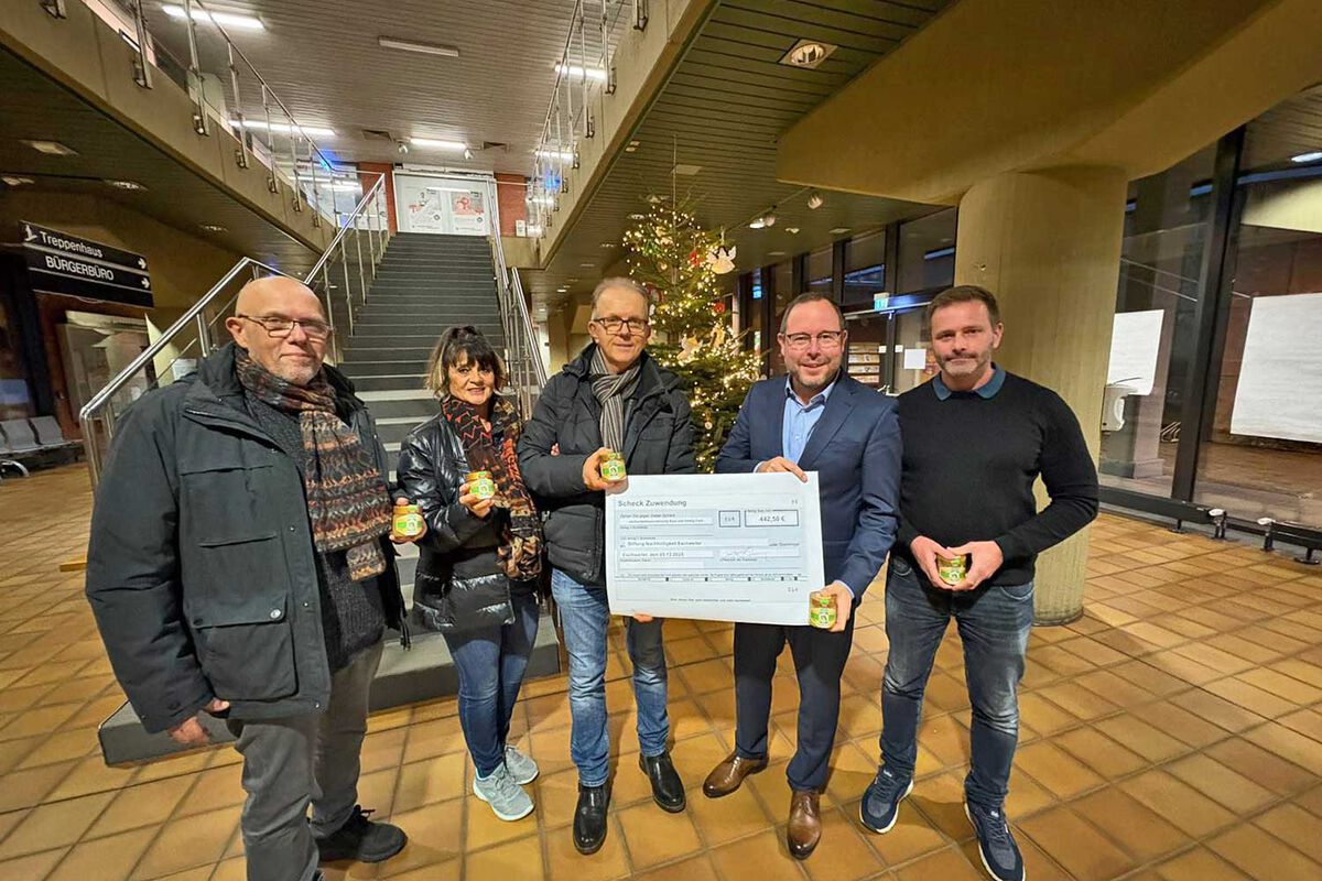 Freudiger Anlass: Die Rathausimker Wolfgang Noack (von links), Uschi Zylus und Wolfgang Zylus überreichen dem Stiftungsvorstandsvorsitzendem, Bürgermeister Patrick Nowicki, und dem Koordinator für die Stiftung in der Eschweiler Verwaltung, Jan Sch - 