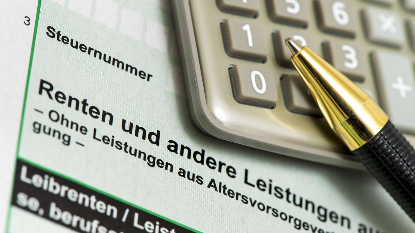 Steuererklärung für Rentner mit Stift und Taschenrechner
