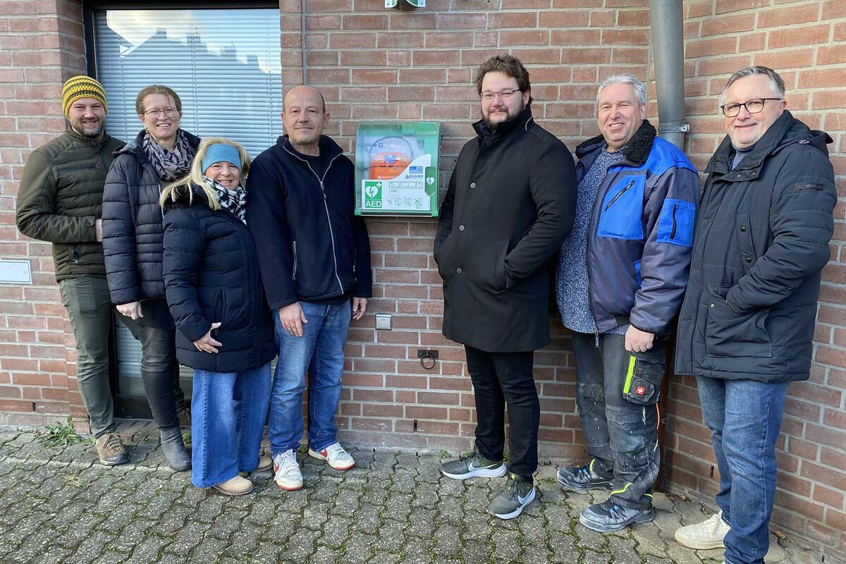 Den Dorffest-Erlös investierten die Mitglieder der IG Bergrather Ortsvereine in einen Defibrillator. Foto: Irmi Röhseler - Den Dorffest-Erlös investierten die Mitglieder der IG Bergrather Ortsvereine in einen Defibrillator. Foto: Irmi Röhseler -