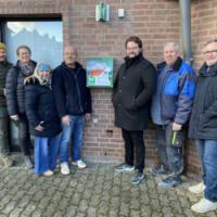 Den Dorffest-Erlös investierten die Mitglieder der IG Bergrather Ortsvereine in einen Defibrillator. Foto: Irmi Röhseler