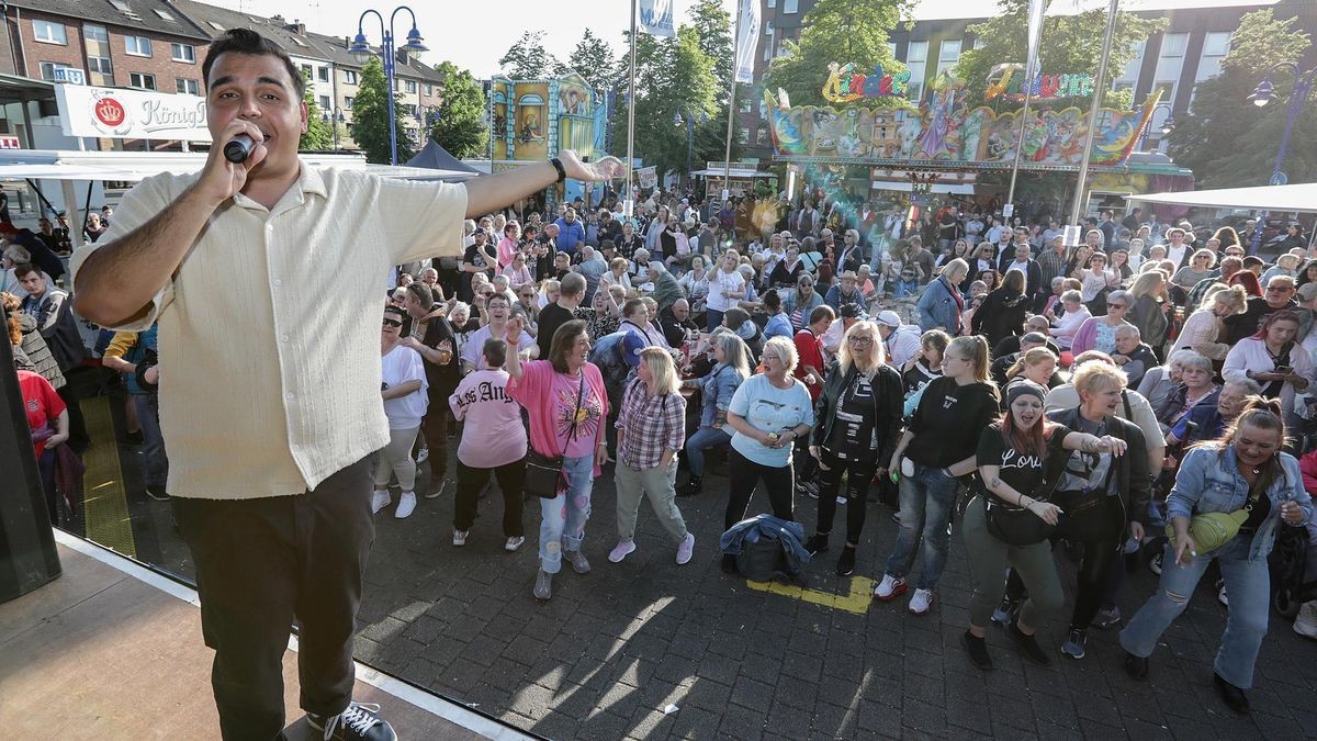 Schlägersänger Eren Yantaki feiert mit Fans und Nachbarn in Duisburg-Meiderich den Sommer auf dem vollen Bahnhofsvorplatz. 