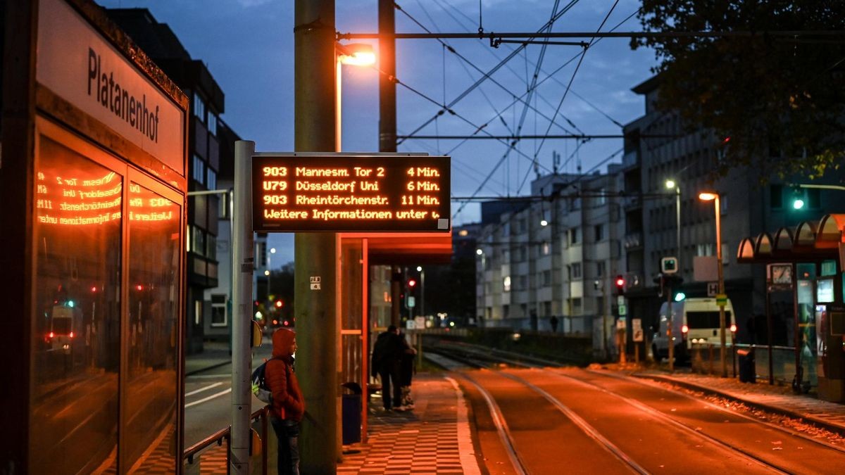 Nur Busse statt Bahnen fahren nachts bald auf einem Streckenabschnitt der U79-Linie in Duisburg. Die Haltestelle „Platanenhof“ entfällt (Archivbild).