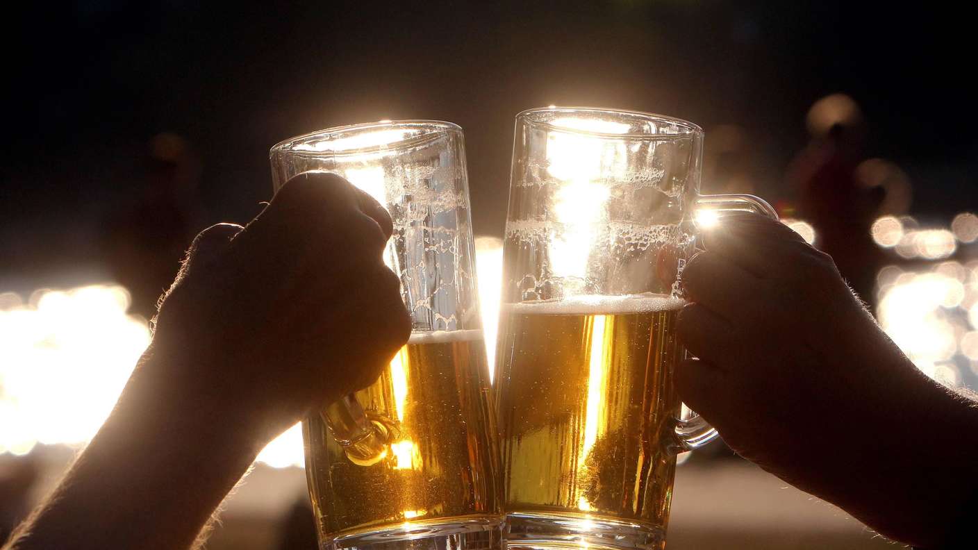 Gemeinsames Zuprosten mit Biergläsern.