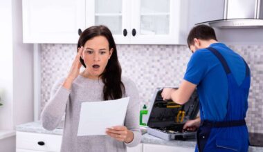 Ein Handgriff kostete sie 620 Euro: Elektronotdienst schockt Kundin