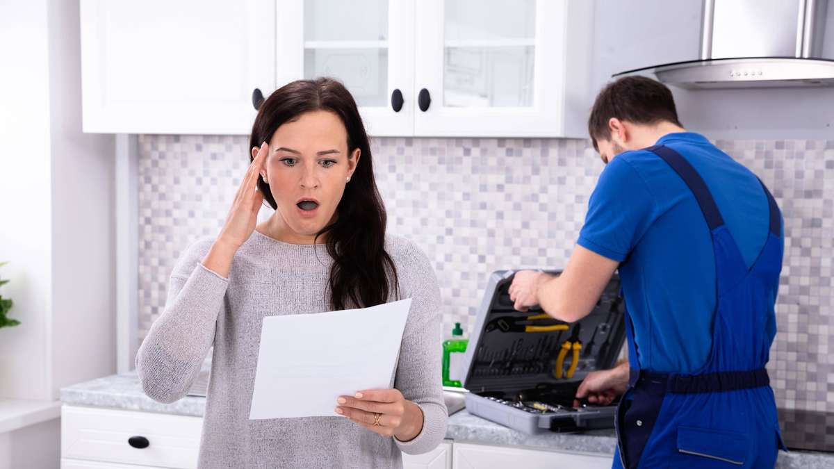 Ein Handgriff kostete sie 620 Euro: Elektronotdienst schockt Kundin