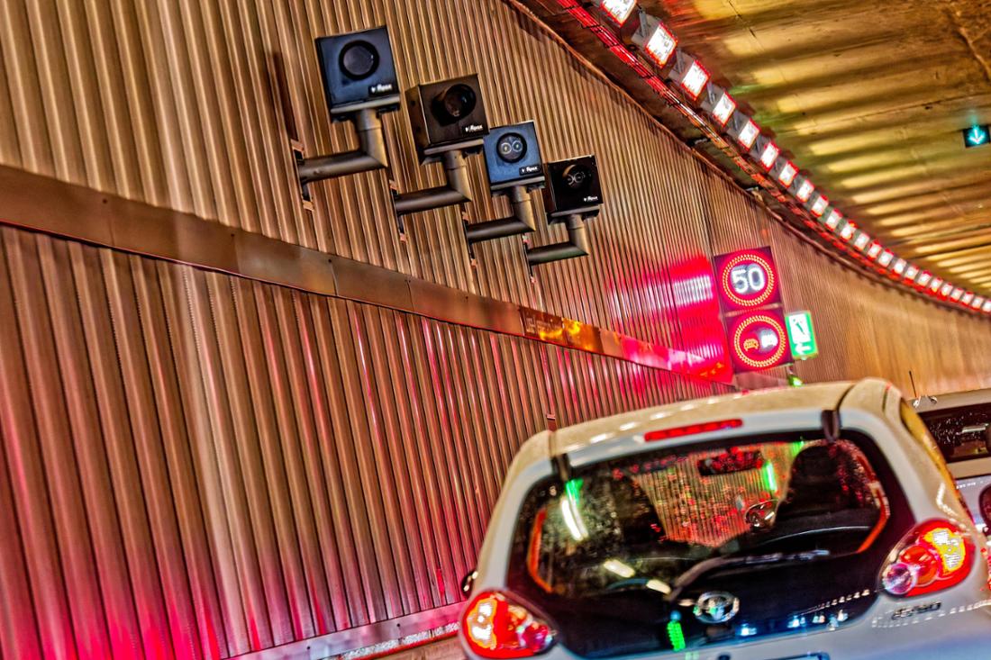 Achtung Blitzer. Moderne Schwarzlicht-Blitzer im Münchner Luise-Kiesselbach-Tunnel am Mittleren-Ring. München