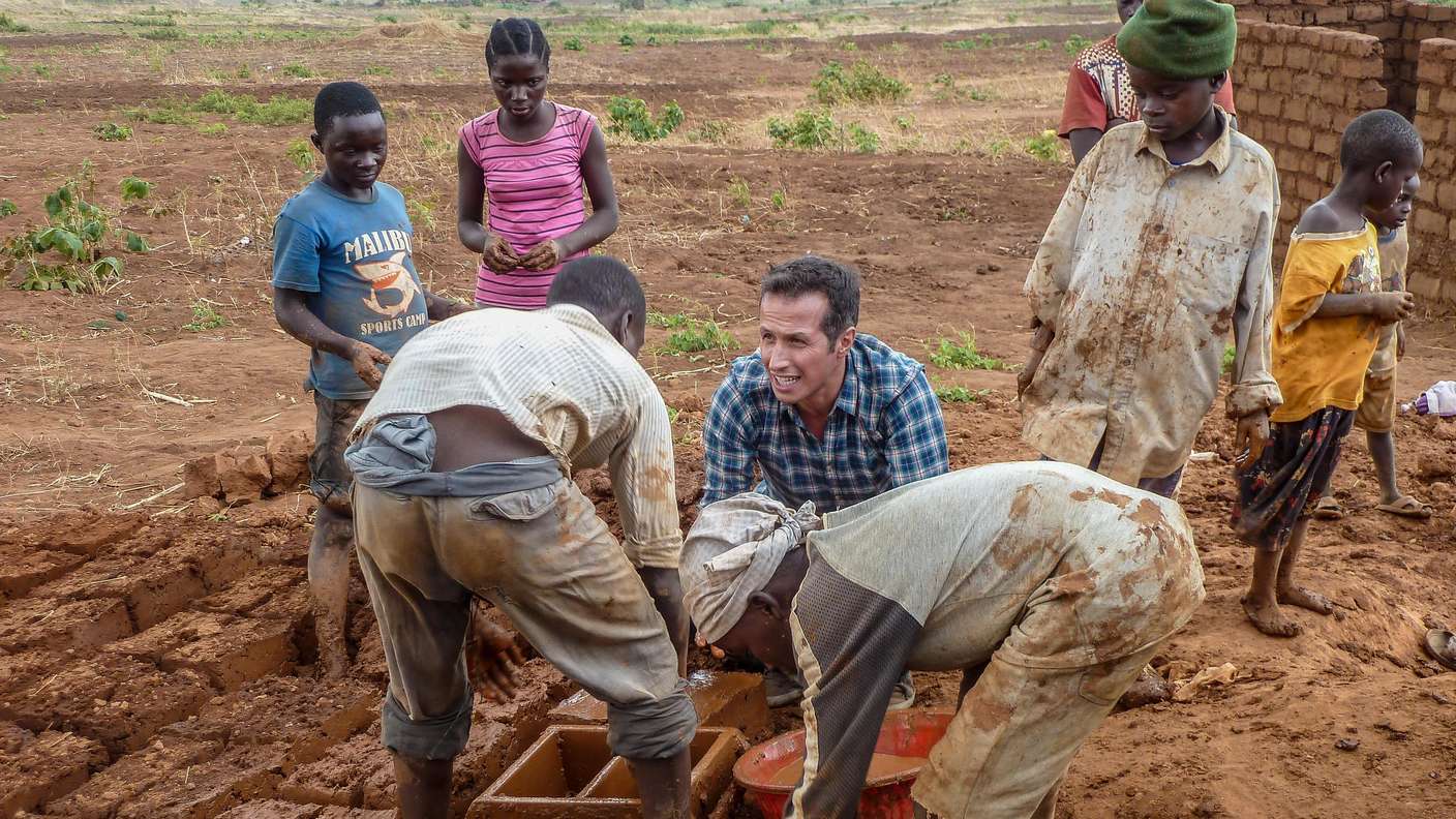 Hallo verlost Karten für die Show von Willi Weitzel, bei der er von Abenteuern und Mut erzählt.