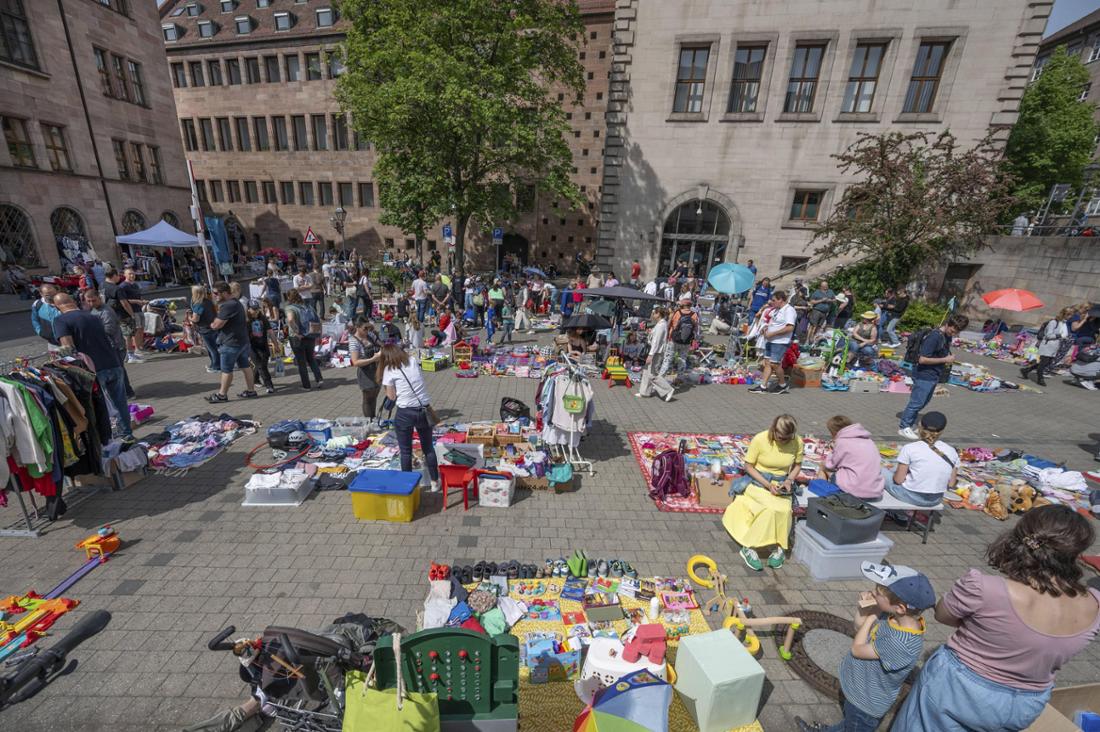 In einer bayerischen Altstadt findet der größte Innenstadtflohmarkt Deutschlands statt. 