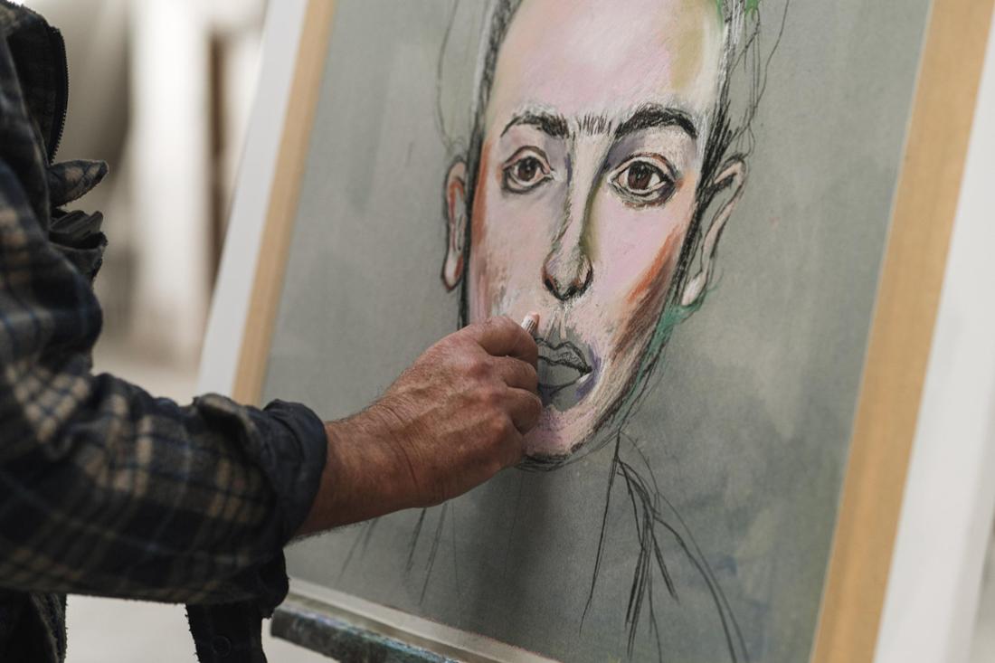 Künstler Franz Feistl, der hier an einem seiner Werke arbeitet, wird sich am „Tag des offenen Ateliers“ in Kolbermoor auch über die Schulter schauen lassen.