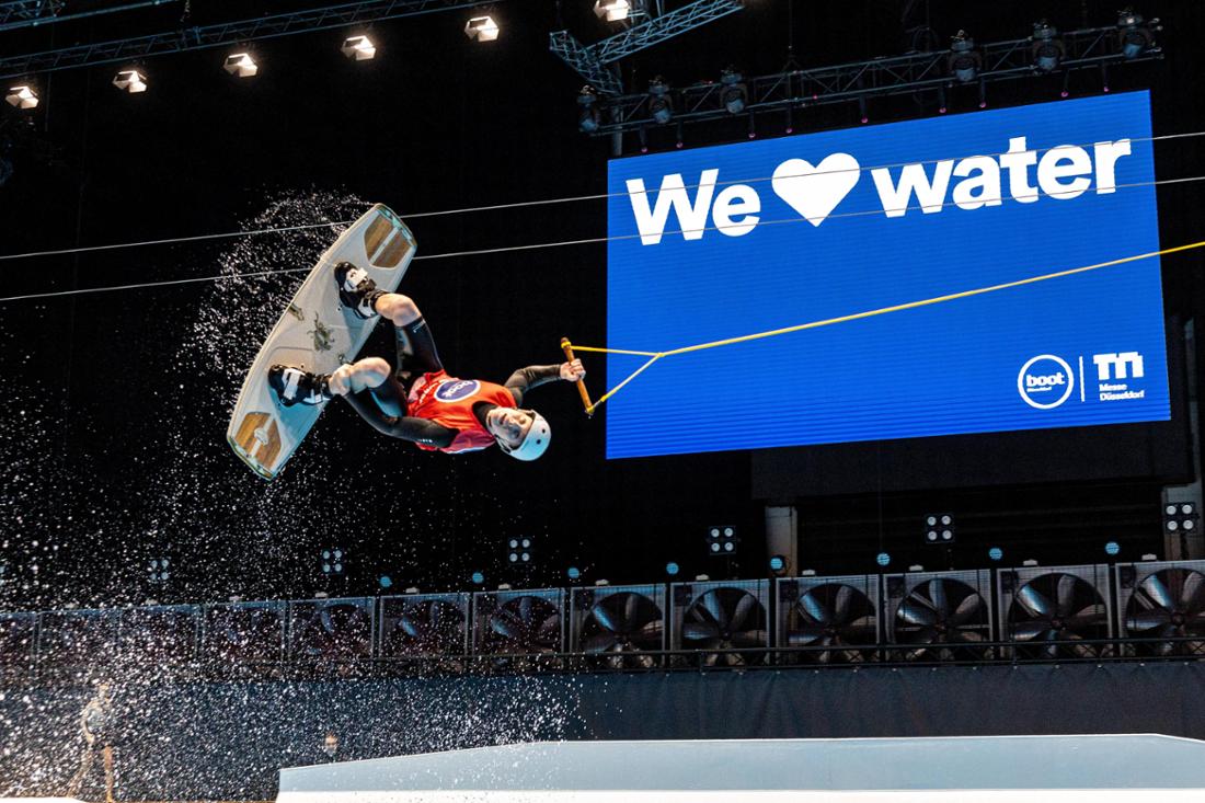 Ein Wakeboarder springt durch die Lüfte auf der Messe Boot in Düsseldorf.