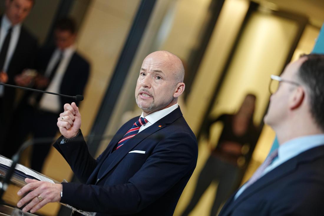 05.12.2025, Berlin: Alexander Hoffmann (l), CSU-Landesgruppenvorsitzender im Bundestag, und Jens Spahn (CDU), CDU/CSU-Fraktionsvorsitzender im Bundestag, geben nach Bekanntgabe der Ergebnisse der Abstimmung ein Statement ab. Der Bundestag hat das umstrittene Rentengesetz der schwarz-roten Regierung mit absoluter Mehrheit beschlossen. Foto: Kay Nietfeld/dpa +++ dpa-Bildfunk +++