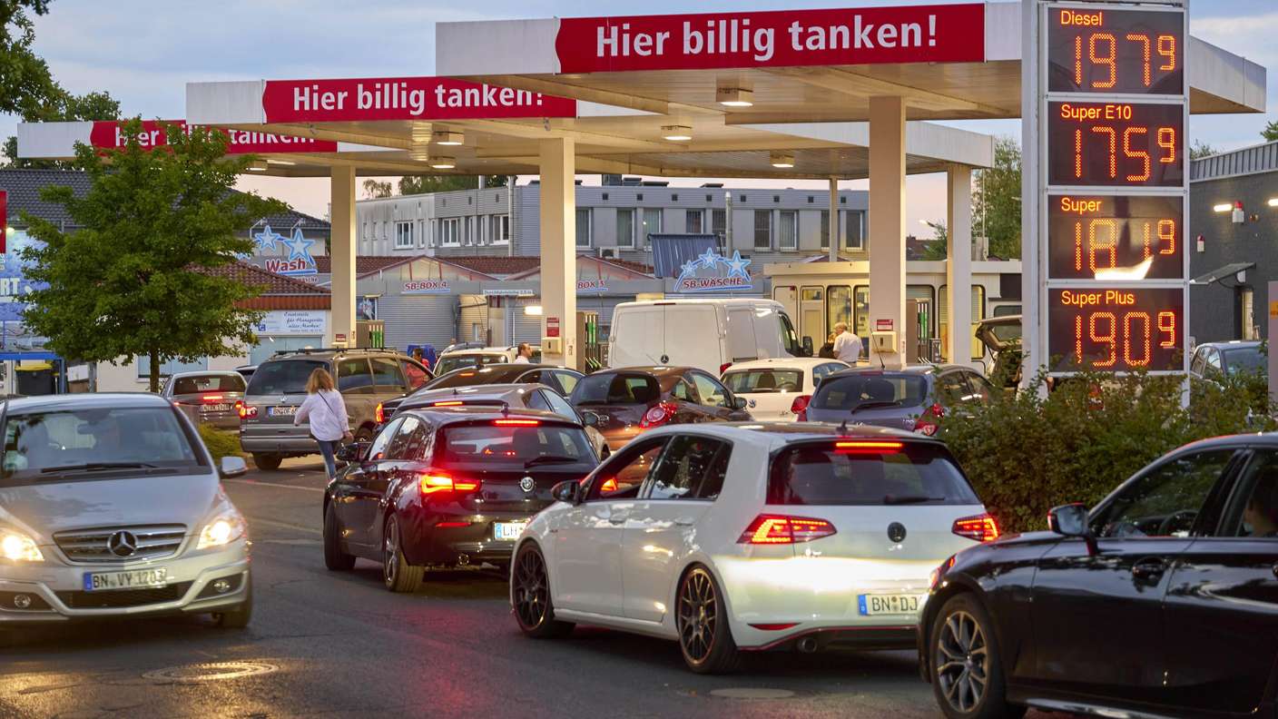 SChlange von Autofahrern vor einer Tankstelle