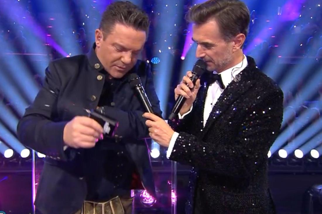 Stefan Mross kämpft bei Florian Silbereisen in der Live-Sendung mit seinem In-Ear-Kopfhörer.