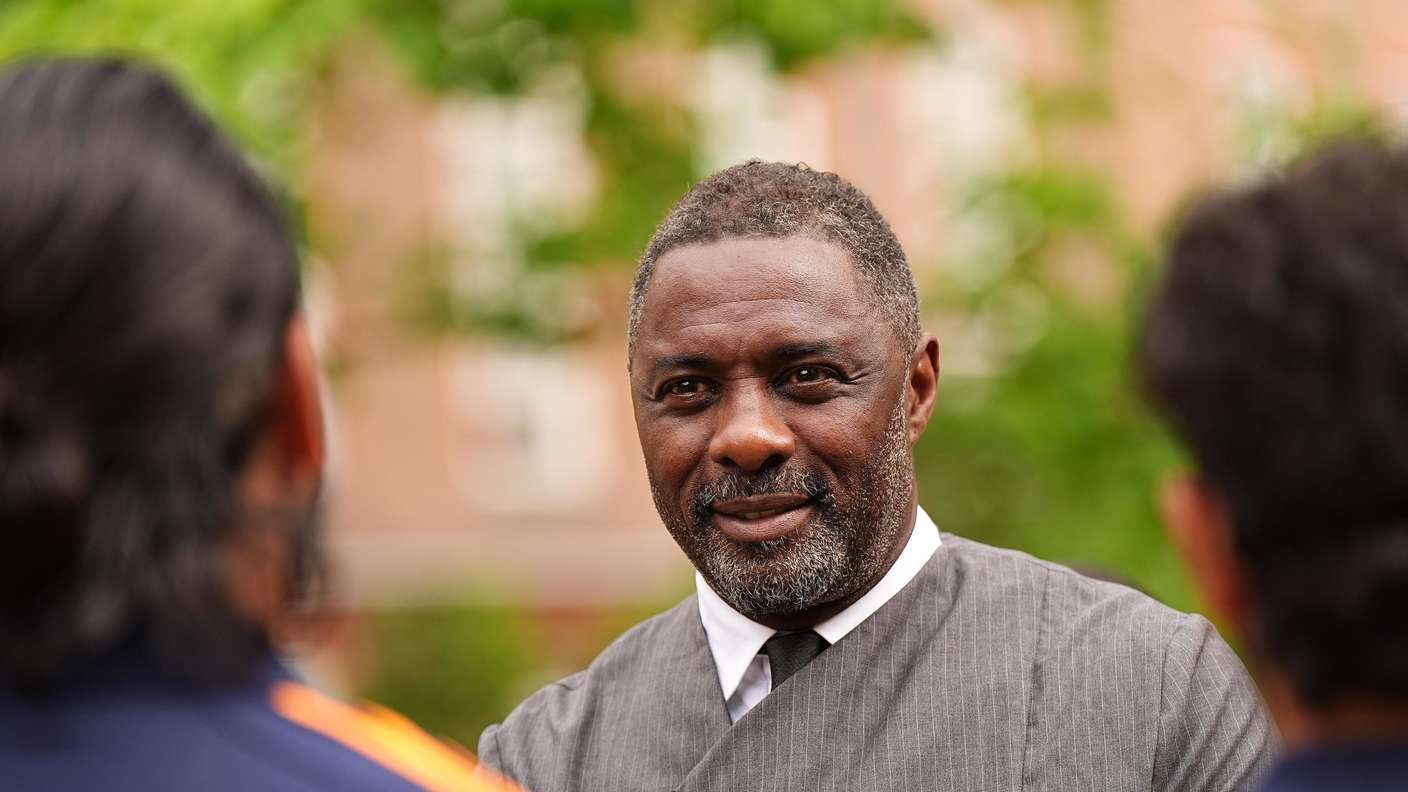 Der Schauspieler Idris Elba engagiert sich in sozialen Projekten, etwa mit seiner „Elba Hope Foundation“, und wird dafür mit dem OBE-Orden geehrt.