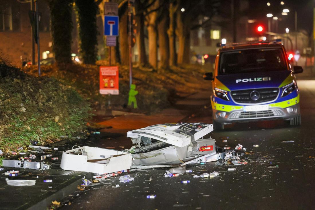 Ein Polizeiauto steht in einer Straße und davor liegen Trümmer auf dem Boden.