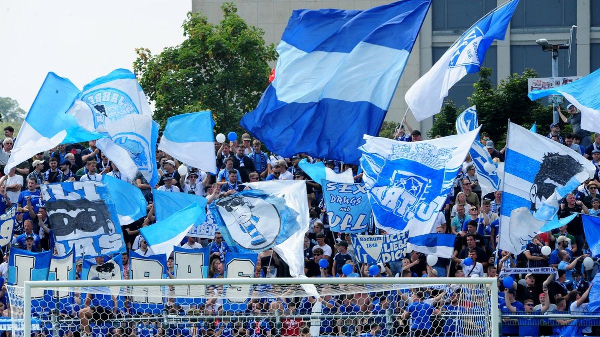 16.08.2025, Berlin: Fußball: DFB-Pokal, BFC Dynamo - VfL Bochum, 1. Runde, Sportforum Hohenschönhausen. Bochums Fans sorgen für Stimmung. Foto: Michael Bienefeld/dpa - WICHTIGER HINWEIS: Gemäß den Vorgaben der DFL Deutsche Fußball Liga bzw. des DFB Deutscher Fußball-Bund ist es untersagt, in dem Stadion und/oder vom Spiel angefertigte Fotoaufnahmen in Form von Sequenzbildern und/oder videoähnlichen Fotostrecken zu verwerten bzw. verwerten zu lassen. +++ dpa-Bildfunk +++