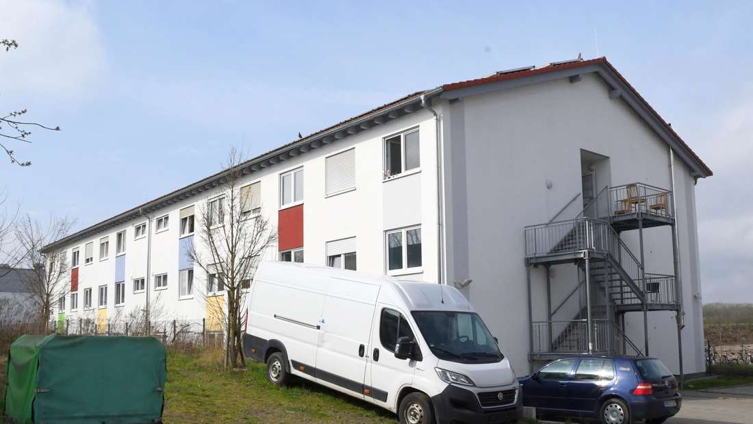 Im Dezember endete die Nutzung dieser (direkt neben dem Frankenbach-Gelände gelegenen) Immobilie in der Münsterer Goebelstraße als Flüchtlingsunterkunft. Auch in der sozialen Betreuung hat sich zum Jahreswechsel etwas geändert: Die Zuständigkeit ist von der Gemeinde auf den Landkreis übergegangen. 