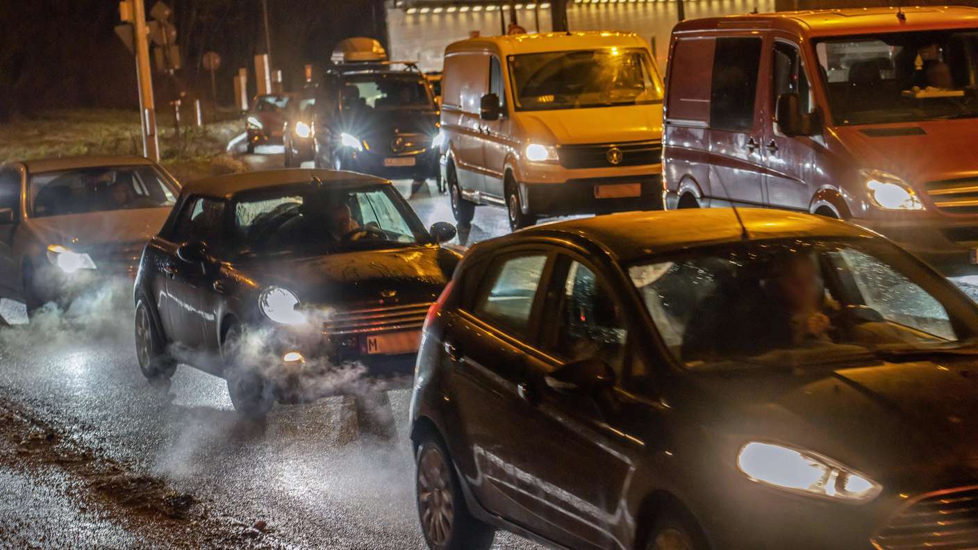 Berufsverkehr abends auf dem Mittleren Ring