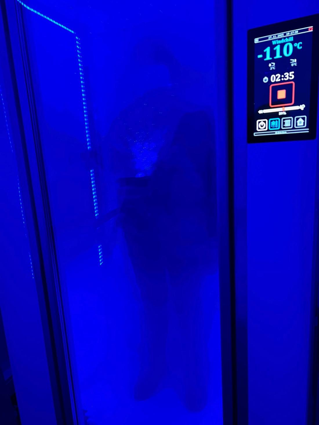 Ein Mensch in der Kältekammer