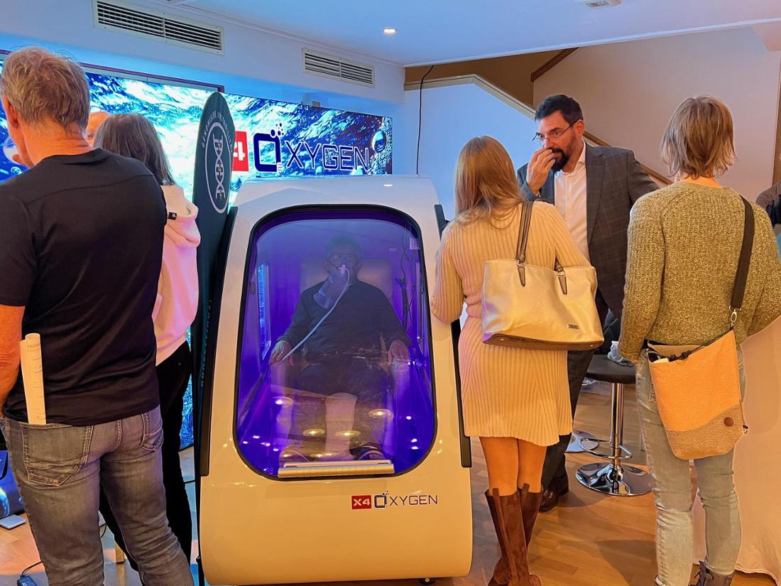 Bei der hyperbaren Sauerstofftherapie (HBOT) atmet man in speziellen Druckkammern reinen Sauerstoff ein. 