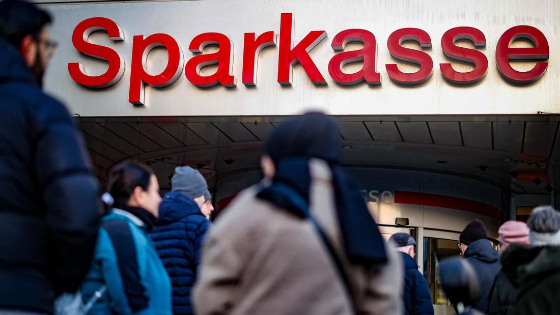 30.12.2025, Nordrhein-Westfalen, Gelsenkirchen: Nach dem Einbruch in den Tresorraum einer Bank stehen am Morgen Kunden vor der Sparkassenfiliale Buer und warten auf die Öffnung. Im Tresorraum der Sparkassenfiliale sind laut Polizei sehr viele Schließfächer von dem Täter oder den Tätern aufgebrochen worden. Betroffene sollen nun erste Informationen bekommen können, sagte ein Sparkassen-Sprecher. Foto: Christoph Reichwein/dpa +++ dpa-Bildfunk +++